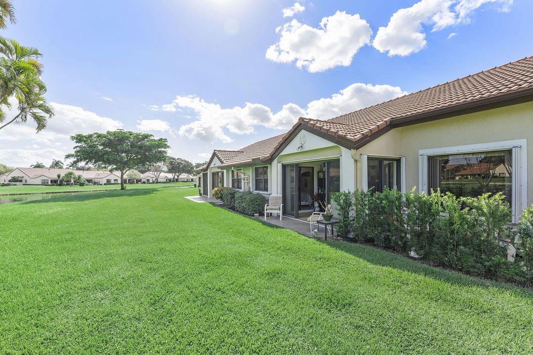 For Sale: $335,000 (2 beds, 2 baths, 1062 Square Feet)