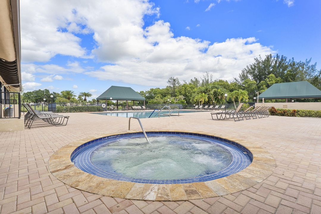 For Sale: $335,000 (2 beds, 2 baths, 1062 Square Feet)