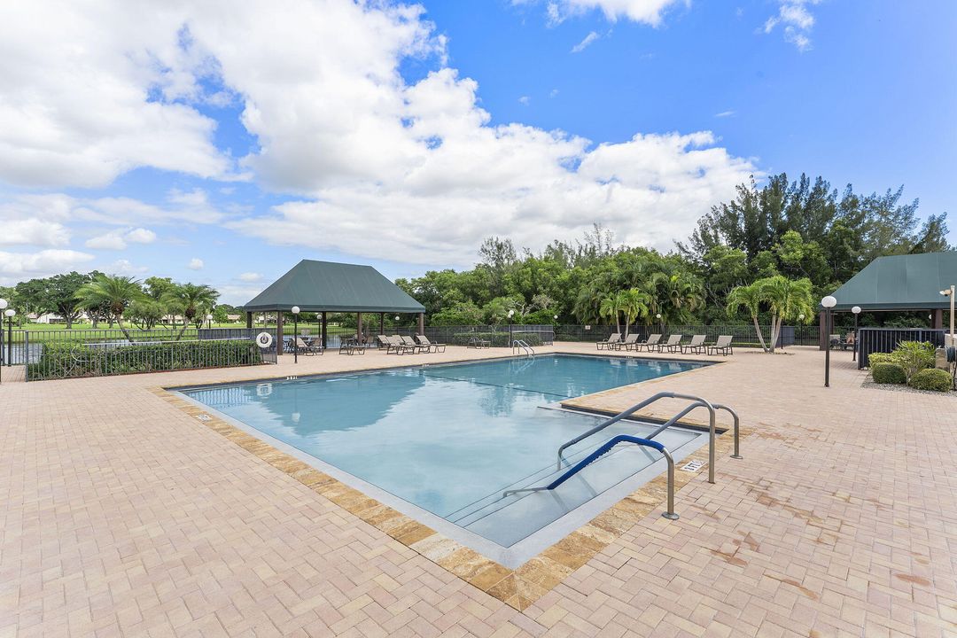 For Sale: $335,000 (2 beds, 2 baths, 1062 Square Feet)