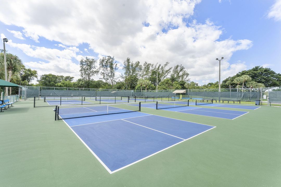 For Sale: $335,000 (2 beds, 2 baths, 1062 Square Feet)