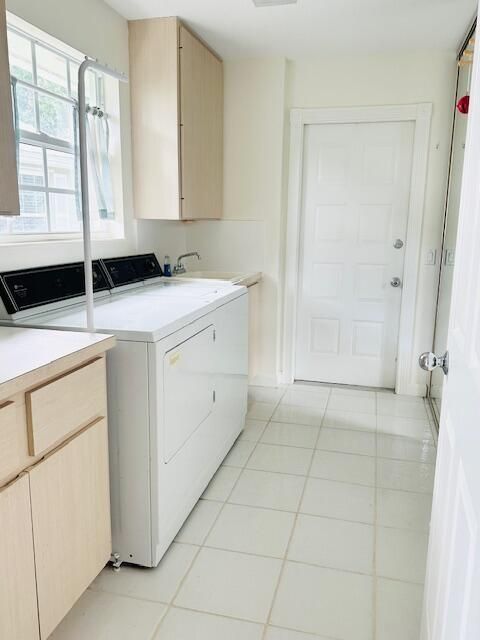 Active With Contract: $359,000 (2 beds, 2 baths, 1525 Square Feet)