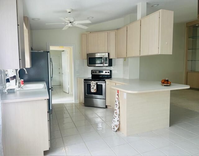 Active With Contract: $359,000 (2 beds, 2 baths, 1525 Square Feet)