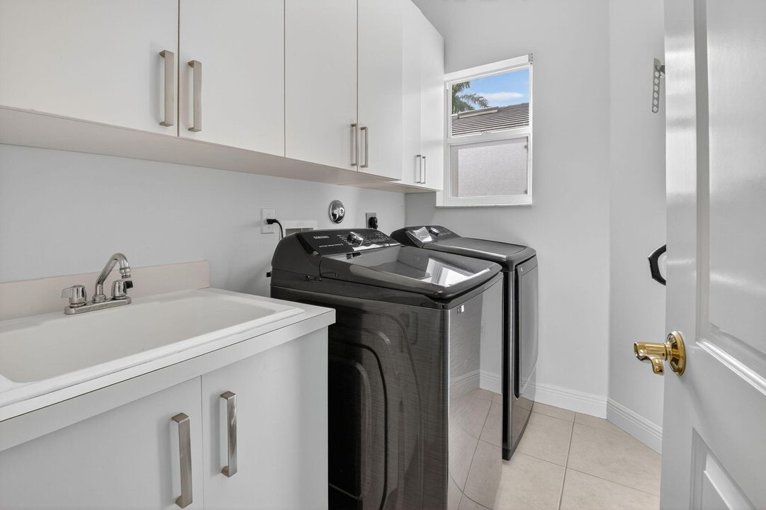 For Sale: $1,300,000 (3 beds, 2 baths, 2742 Square Feet)