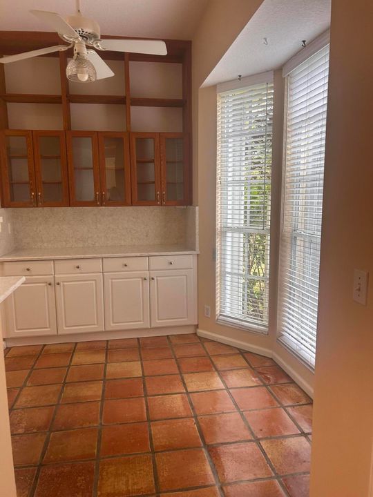 Activo con contrato: $750,000 (3 camas, 2 baños, 3041 Pies cuadrados)