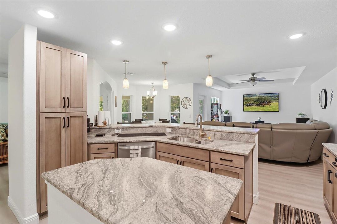 待售: $799,900 (3 贝兹, 2 浴室, 2065 平方英尺)