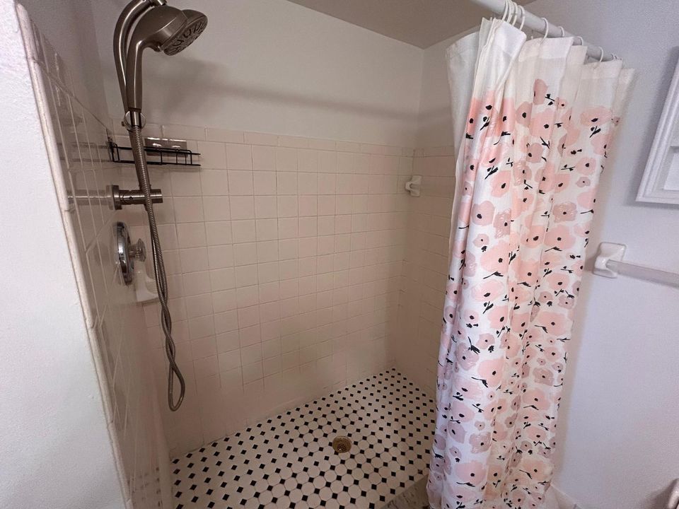 For Rent: $2,275 (2 beds, 2 baths, 1000 Square Feet)