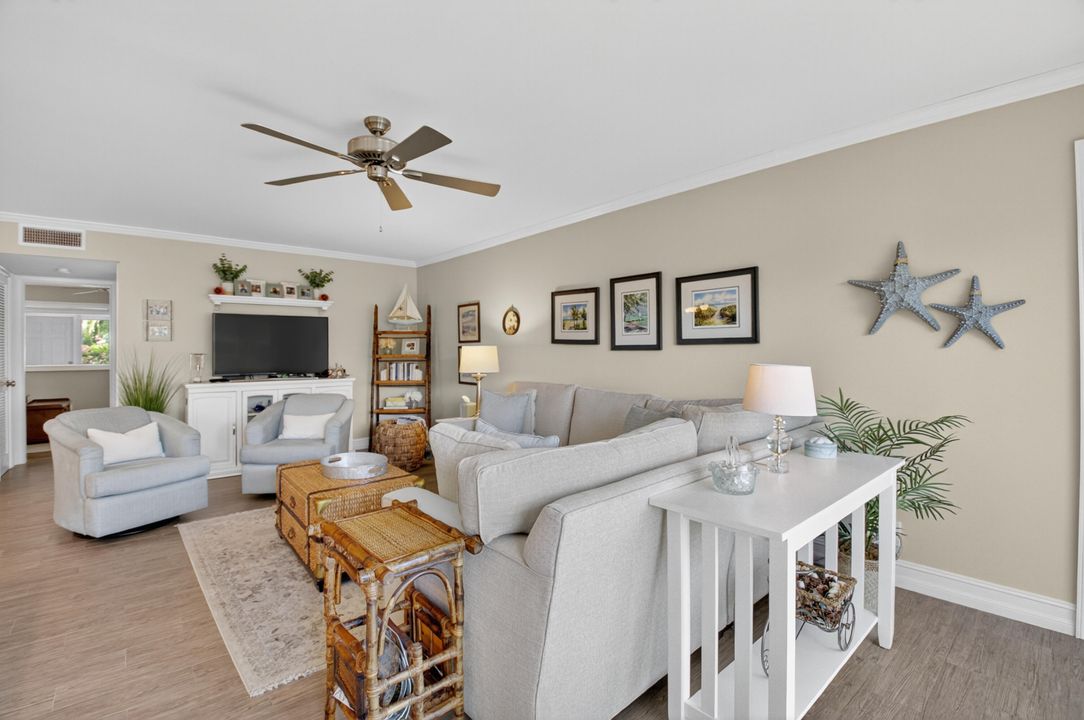 For Sale: $225,000 (1 beds, 1 baths, 994 Square Feet)