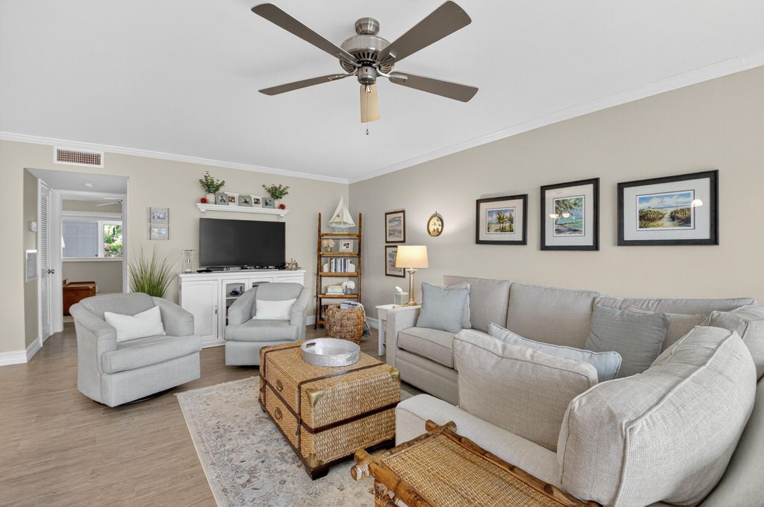 For Sale: $225,000 (1 beds, 1 baths, 994 Square Feet)