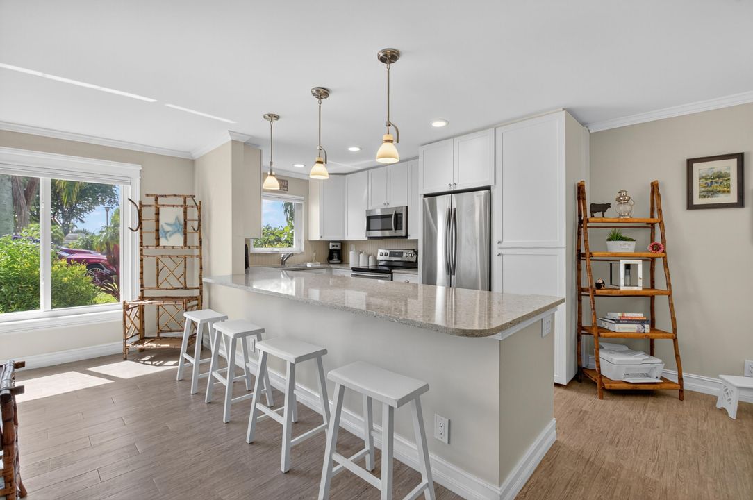 For Sale: $225,000 (1 beds, 1 baths, 994 Square Feet)