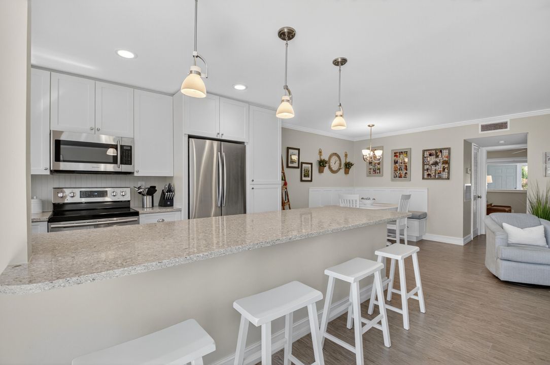 For Sale: $225,000 (1 beds, 1 baths, 994 Square Feet)