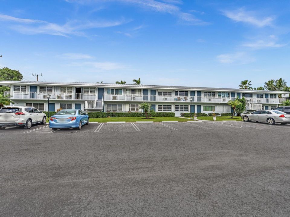 Active With Contract: $185,000 (2 beds, 1 baths, 798 Square Feet)