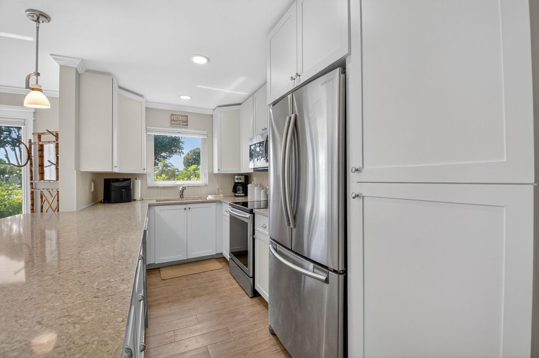 For Sale: $225,000 (1 beds, 1 baths, 994 Square Feet)