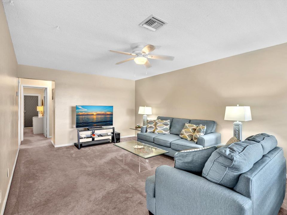 Active With Contract: $185,000 (2 beds, 1 baths, 798 Square Feet)