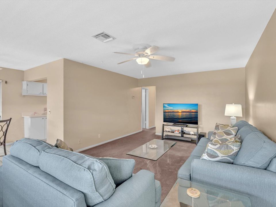 Active With Contract: $185,000 (2 beds, 1 baths, 798 Square Feet)