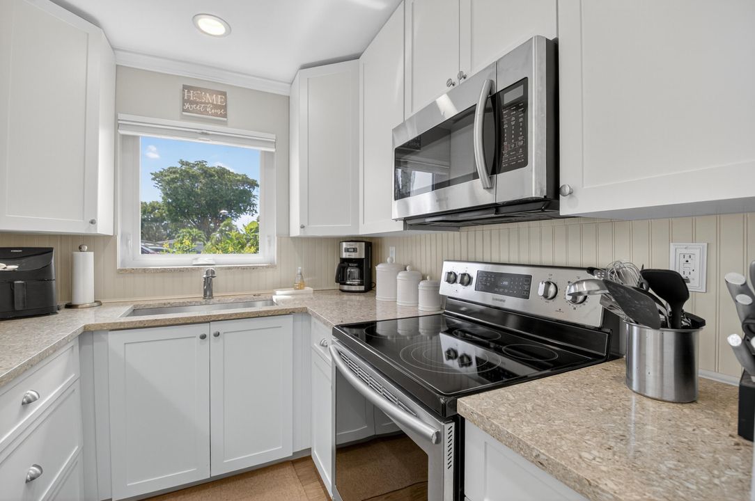 For Sale: $225,000 (1 beds, 1 baths, 994 Square Feet)