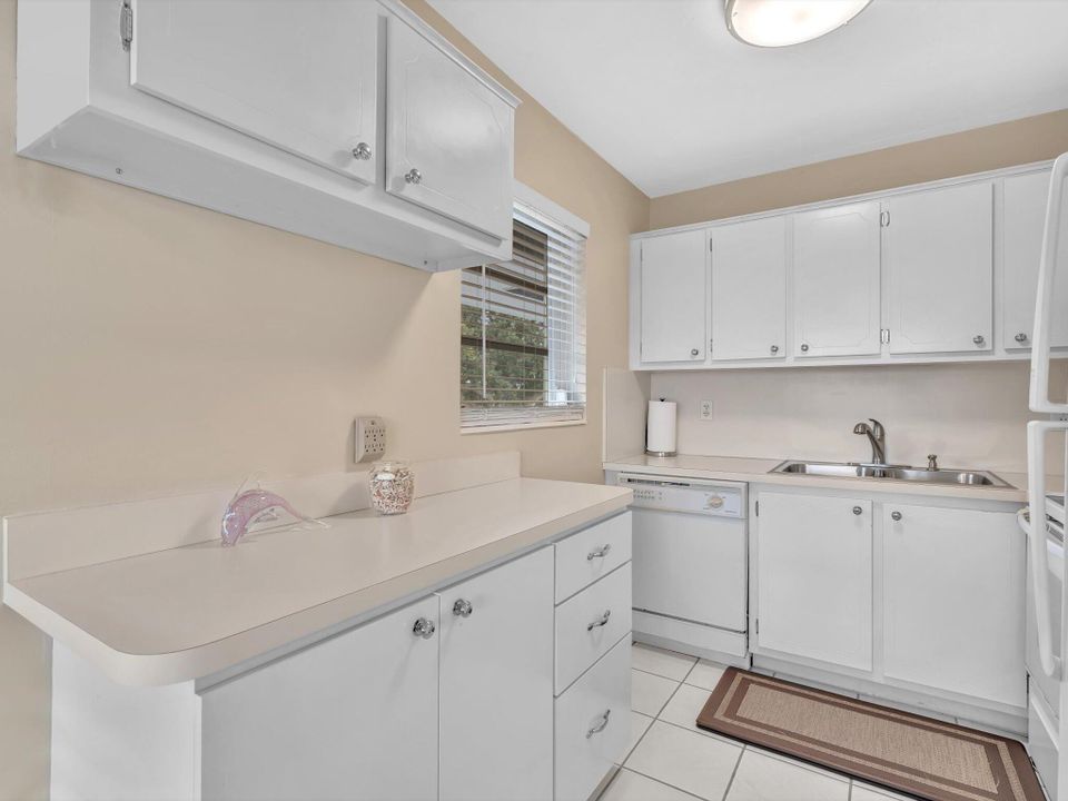 Active With Contract: $185,000 (2 beds, 1 baths, 798 Square Feet)