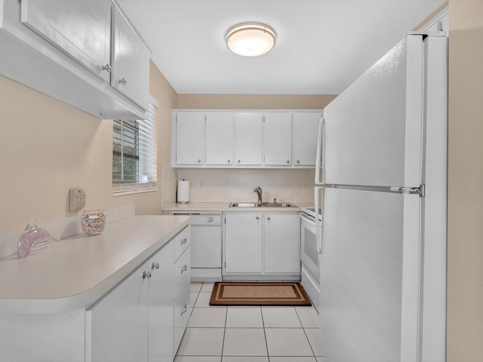 Active With Contract: $185,000 (2 beds, 1 baths, 798 Square Feet)