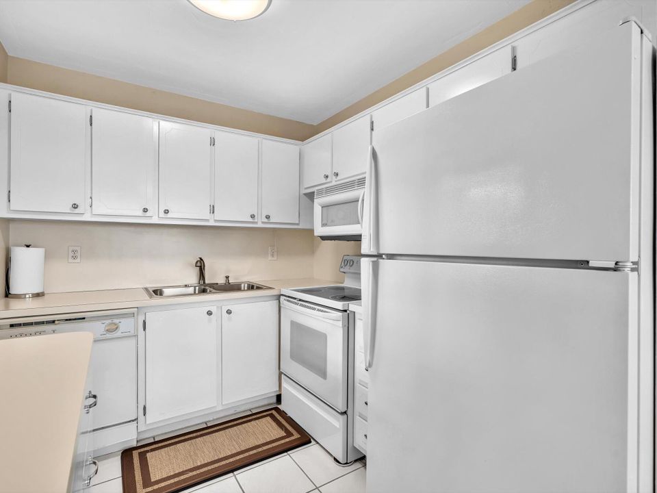 Active With Contract: $185,000 (2 beds, 1 baths, 798 Square Feet)