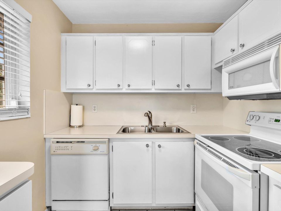Active With Contract: $185,000 (2 beds, 1 baths, 798 Square Feet)
