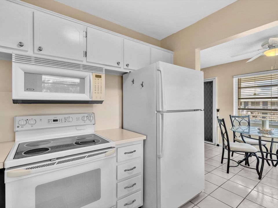 Active With Contract: $185,000 (2 beds, 1 baths, 798 Square Feet)