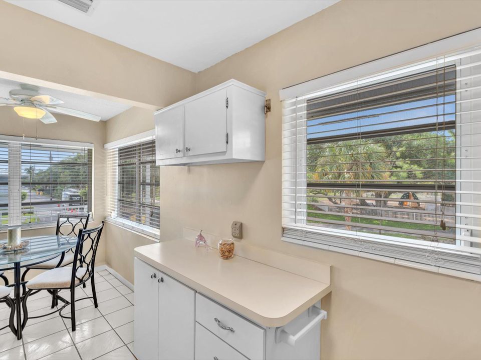 Active With Contract: $185,000 (2 beds, 1 baths, 798 Square Feet)
