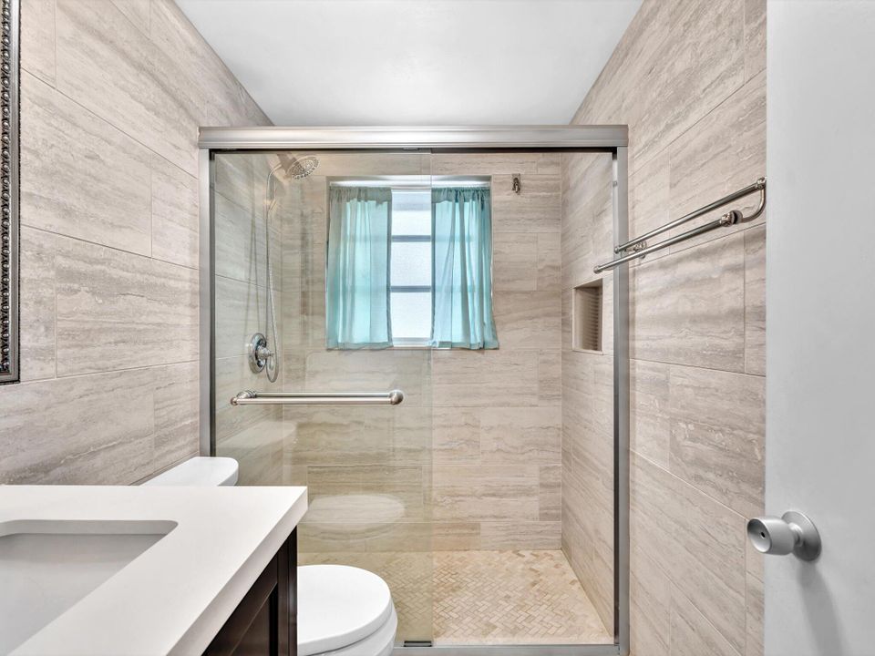 Active With Contract: $185,000 (2 beds, 1 baths, 798 Square Feet)