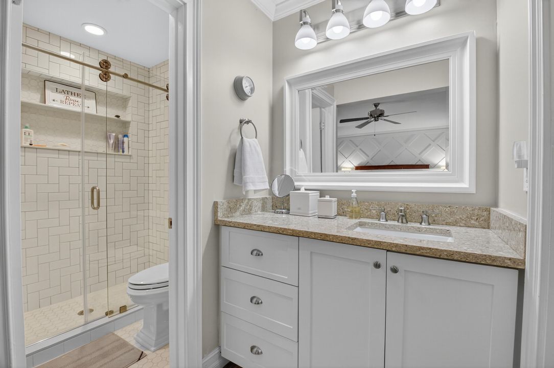 For Sale: $225,000 (1 beds, 1 baths, 994 Square Feet)