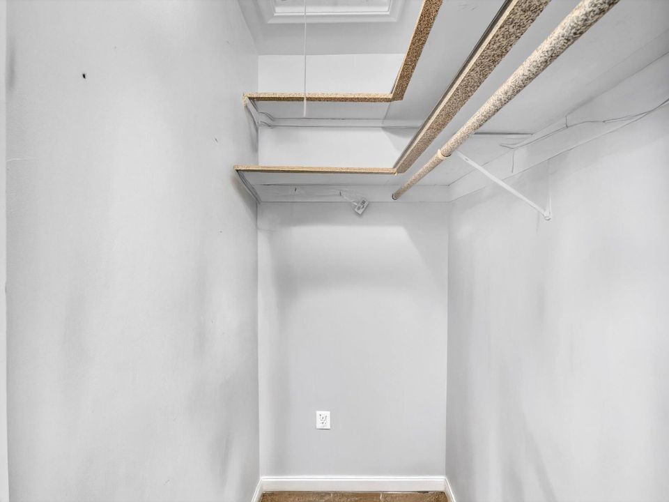 Active With Contract: $185,000 (2 beds, 1 baths, 798 Square Feet)