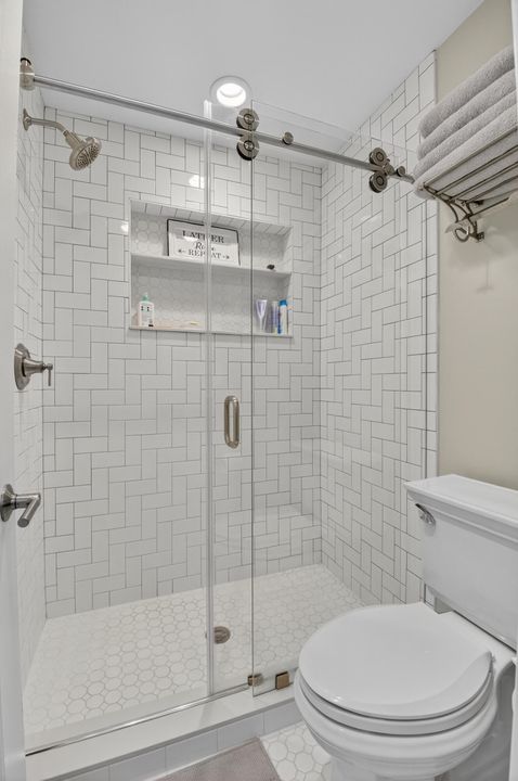 For Sale: $225,000 (1 beds, 1 baths, 994 Square Feet)