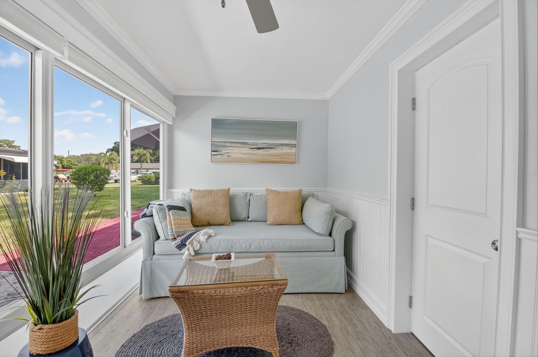 For Sale: $225,000 (1 beds, 1 baths, 994 Square Feet)