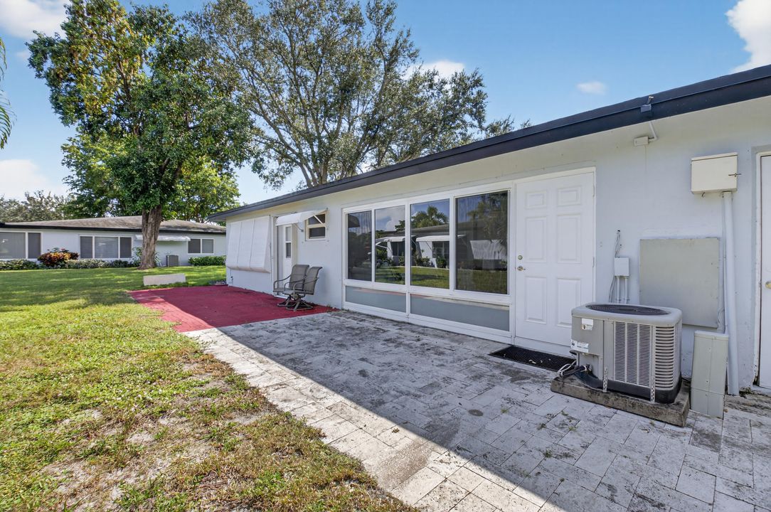 For Sale: $225,000 (1 beds, 1 baths, 994 Square Feet)