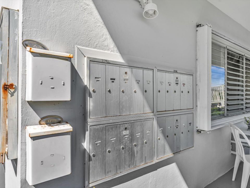 Active With Contract: $185,000 (2 beds, 1 baths, 798 Square Feet)