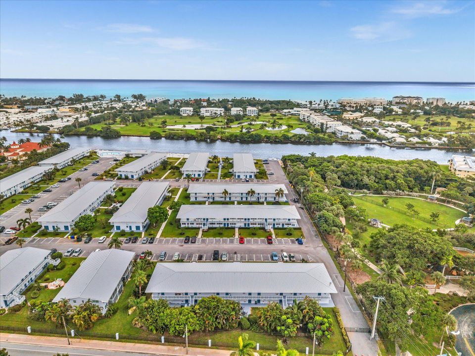 Active With Contract: $185,000 (2 beds, 1 baths, 798 Square Feet)