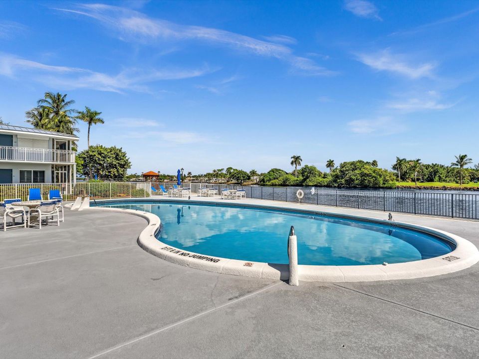 Active With Contract: $185,000 (2 beds, 1 baths, 798 Square Feet)