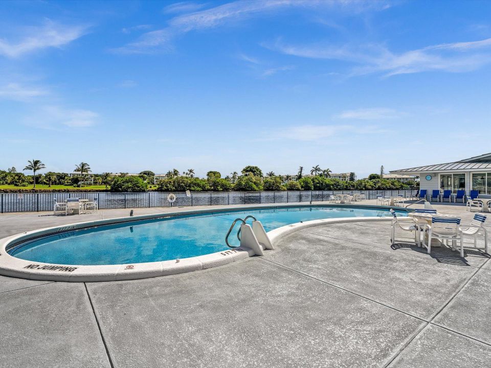 Active With Contract: $185,000 (2 beds, 1 baths, 798 Square Feet)