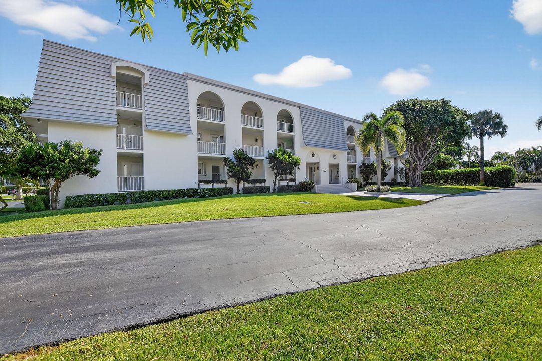 Recently Rented: $3,200 (2 beds, 2 baths, 925 Square Feet)