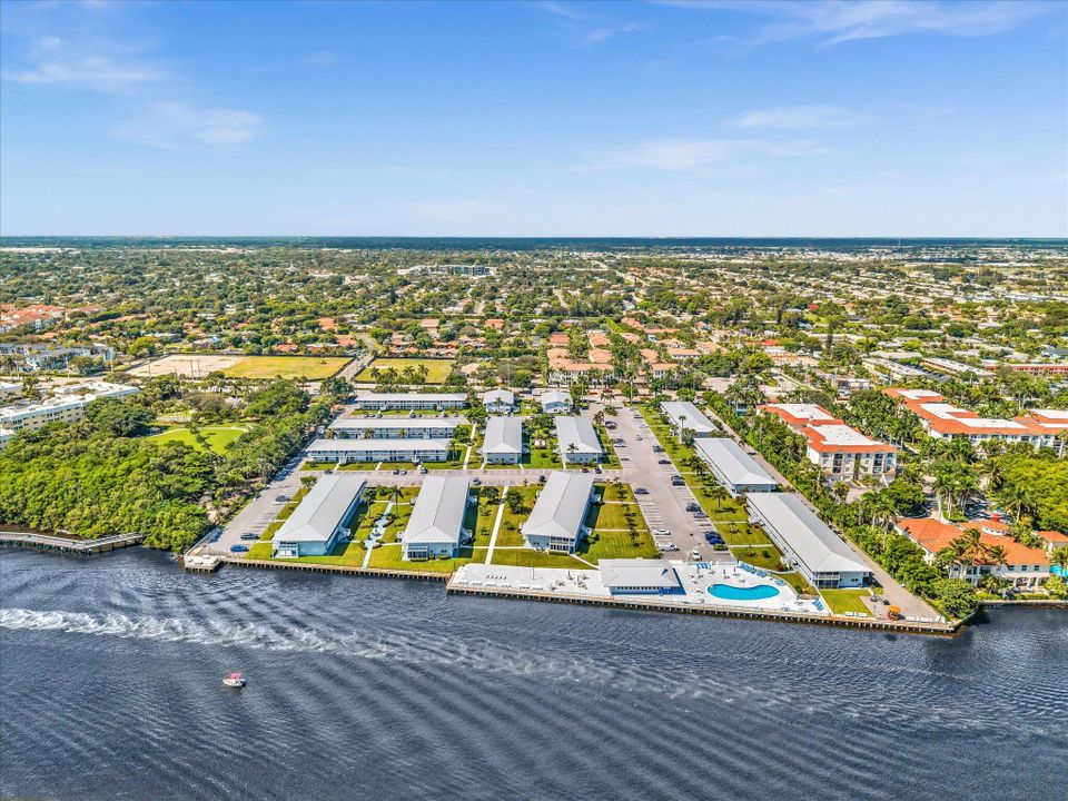 Active With Contract: $185,000 (2 beds, 1 baths, 798 Square Feet)