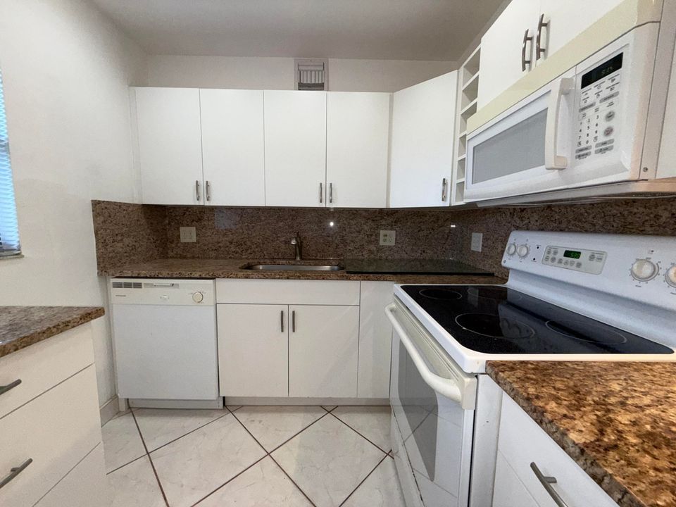 待售: $79,500 (2 贝兹, 2 浴室, 880 平方英尺)