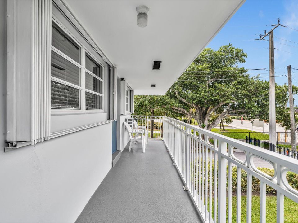 Active With Contract: $185,000 (2 beds, 1 baths, 798 Square Feet)