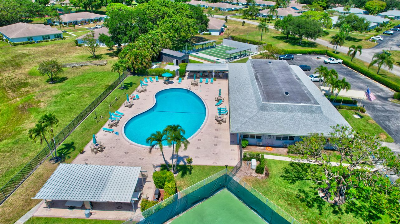 For Sale: $225,000 (1 beds, 1 baths, 994 Square Feet)