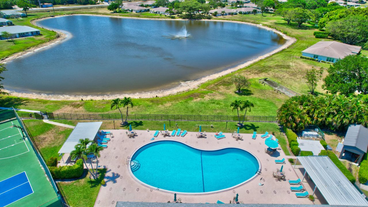 For Sale: $225,000 (1 beds, 1 baths, 994 Square Feet)