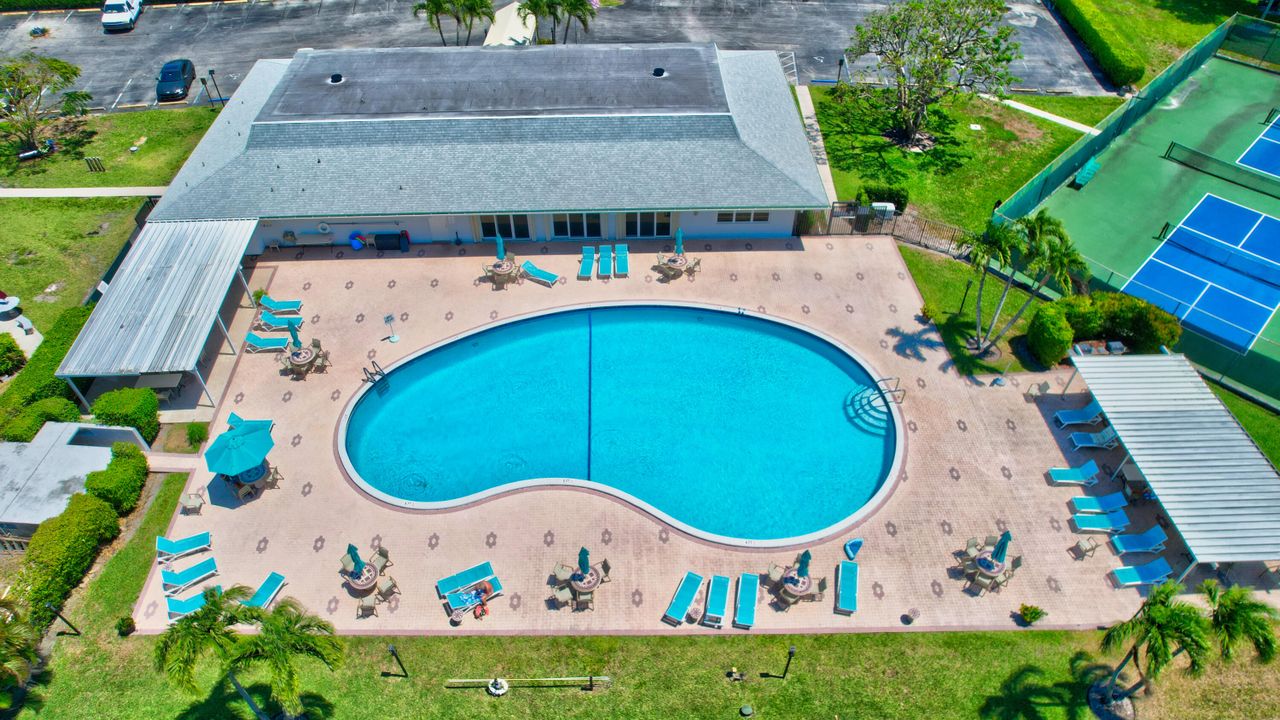 For Sale: $225,000 (1 beds, 1 baths, 994 Square Feet)