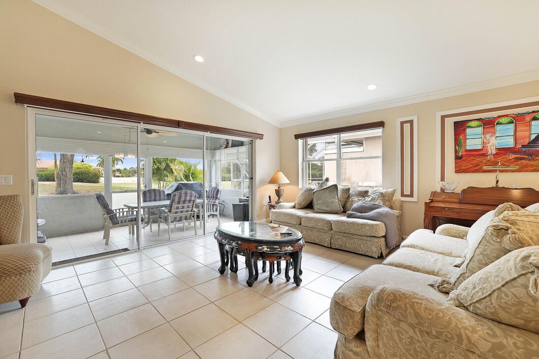 合同活跃: $3,400 (3 贝兹, 2 浴室, 1733 平方英尺)