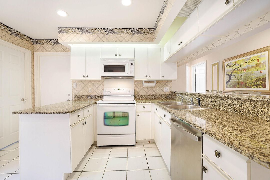 合同活跃: $3,400 (3 贝兹, 2 浴室, 1733 平方英尺)