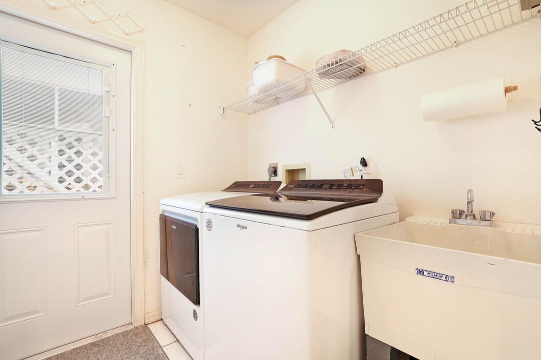 合同活跃: $3,400 (3 贝兹, 2 浴室, 1733 平方英尺)