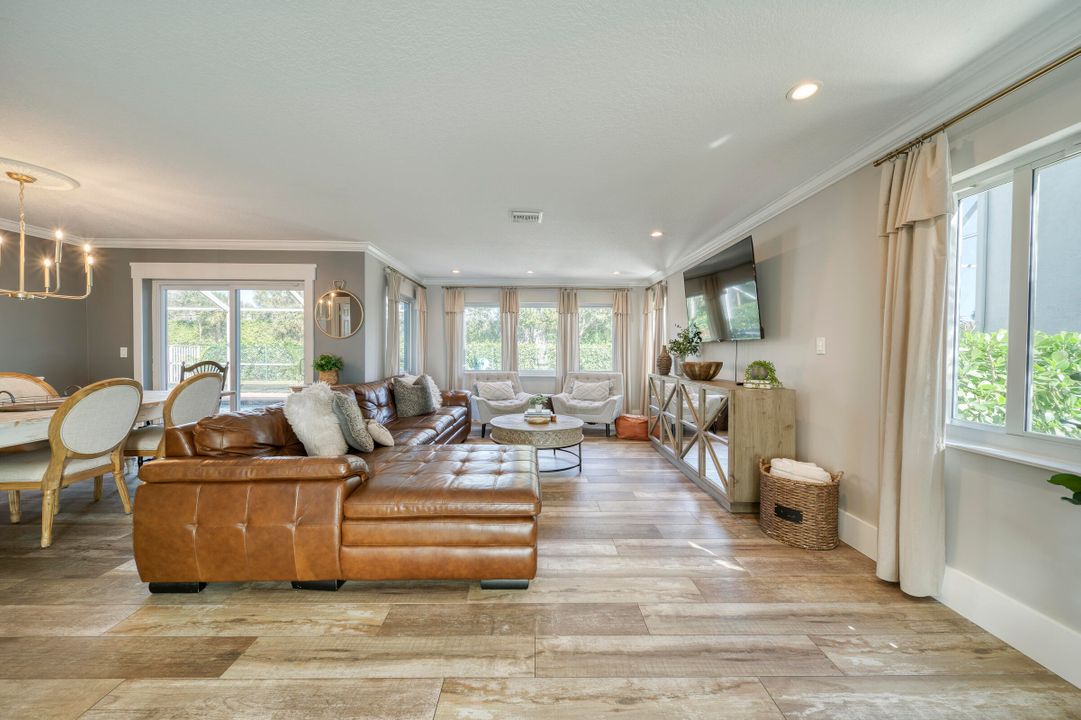 合同活跃: $1,027,000 (5 贝兹, 2 浴室, 2341 平方英尺)