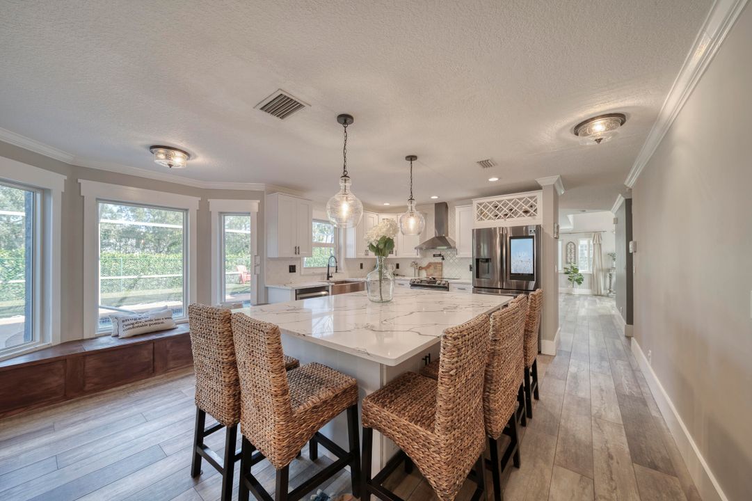 合同活跃: $1,027,000 (5 贝兹, 2 浴室, 2341 平方英尺)