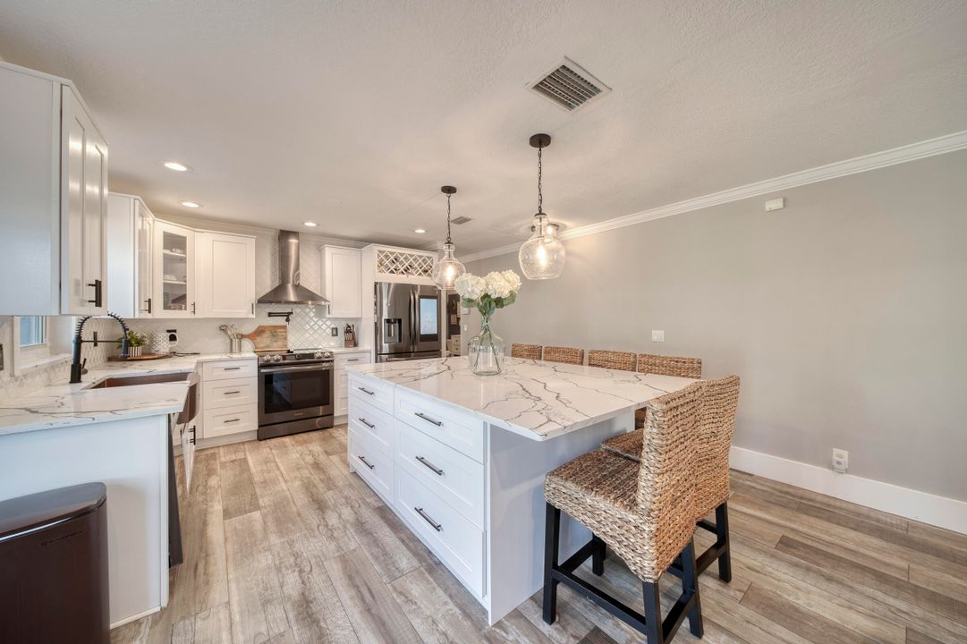 合同活跃: $1,027,000 (5 贝兹, 2 浴室, 2341 平方英尺)