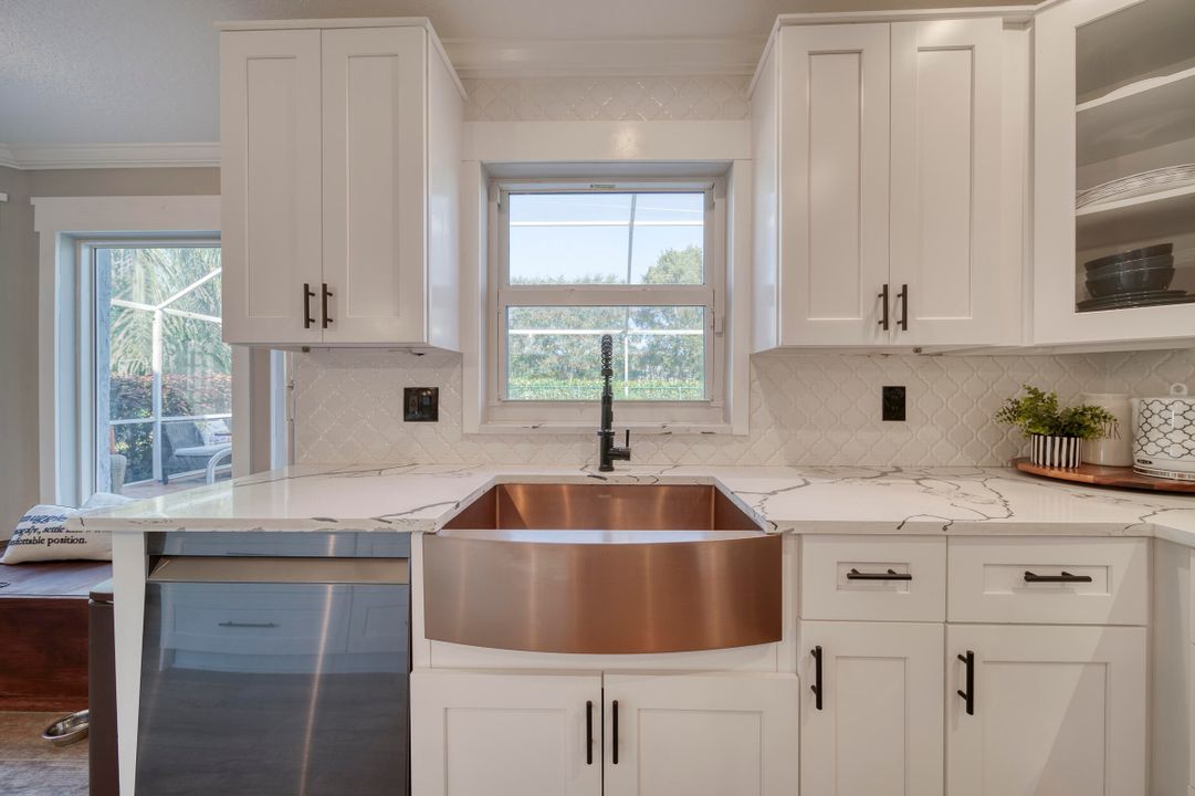 合同活跃: $1,027,000 (5 贝兹, 2 浴室, 2341 平方英尺)