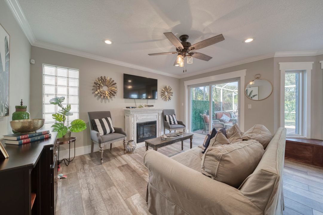 合同活跃: $1,027,000 (5 贝兹, 2 浴室, 2341 平方英尺)